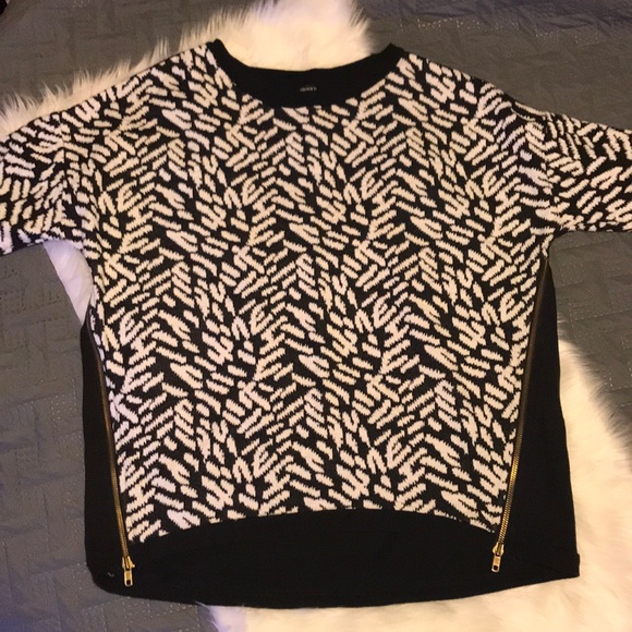Forever 21 Super unique Black & White Sweater - Picture 2 of 5